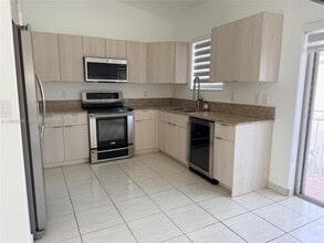 7221 NW 174th Terrace in Hialeah, FL - Building Photo - Building Photo