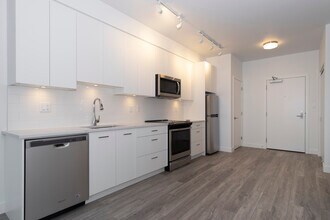 951 Charland Ave in Coquitlam, BC - Building Photo - Building Photo