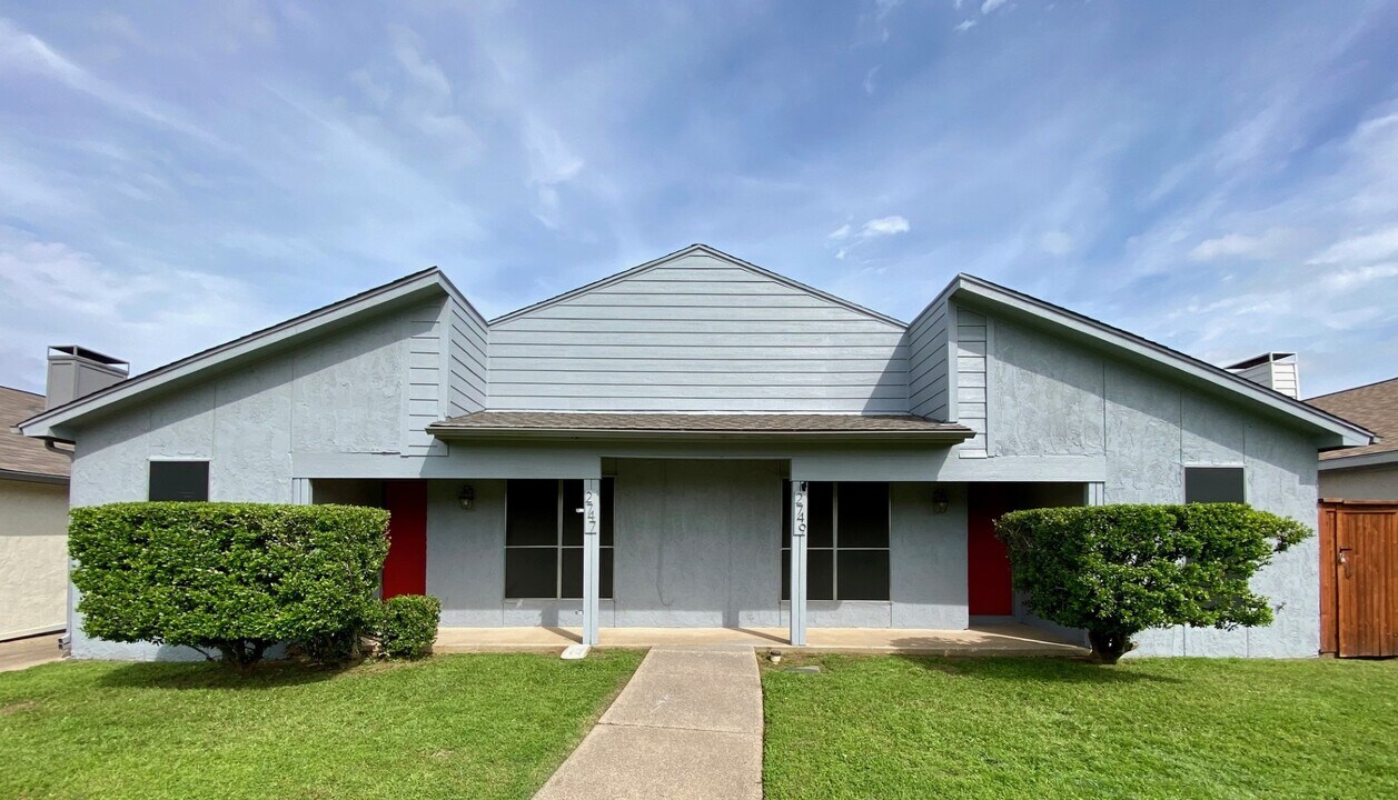 2749 Parkchester Dr in Arlington, TX - Building Photo