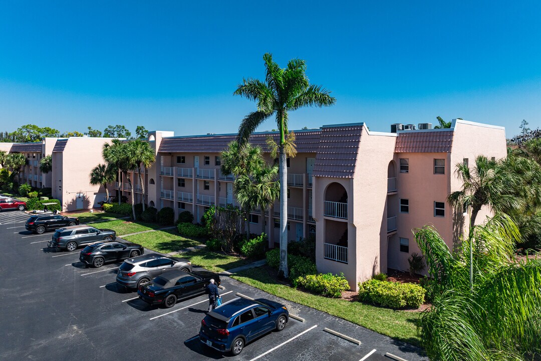 Emerald Green Condominium in Naples, FL - Foto de edificio