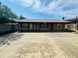 2017 Market St in Laredo, TX - Building Photo