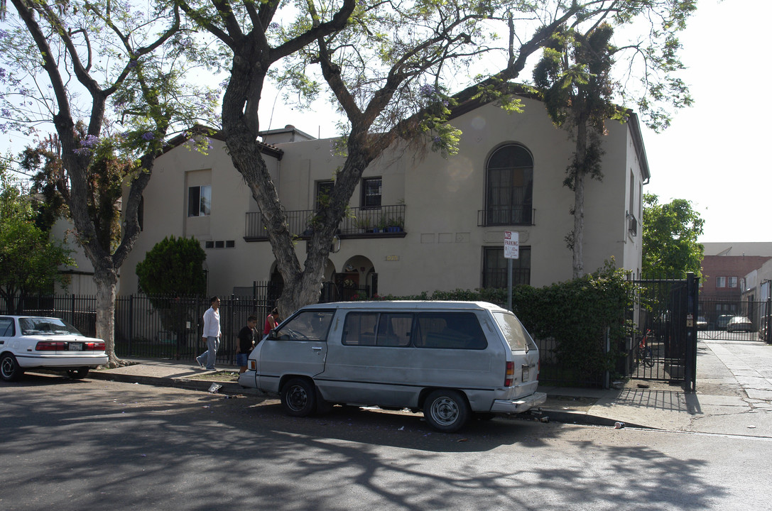 1075 N St Andrews Pl in Los Angeles, CA - Building Photo