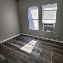 122 Pineview Dr in Houston, TX - Building Photo - Building Photo