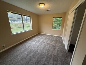 107 State Hwy 75 N in Huntsville, TX - Foto de edificio - Building Photo