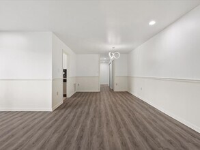 5608 Bloomfield Dr, Unit 203 in Alexandria, VA - Building Photo - Building Photo