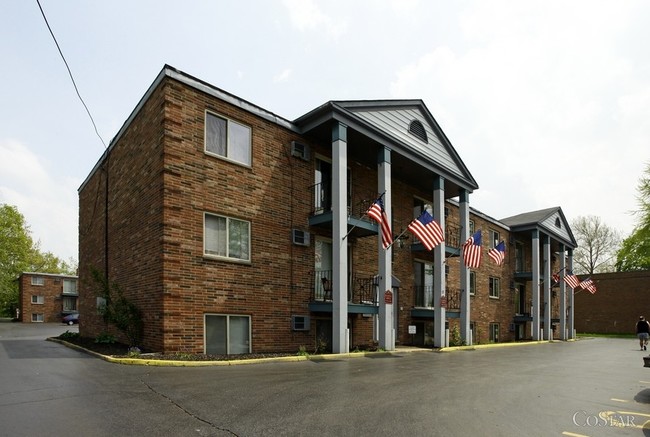 Colonnade in Elyria, OH - Foto de edificio - Building Photo