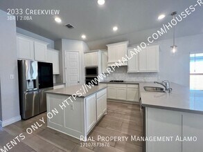 2033 Creekview in Seguin, TX - Building Photo - Building Photo
