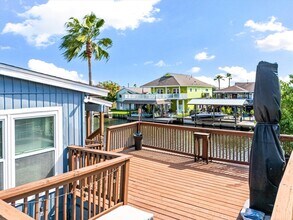 370 Ling St in Bayou Vista, TX - Foto de edificio - Building Photo