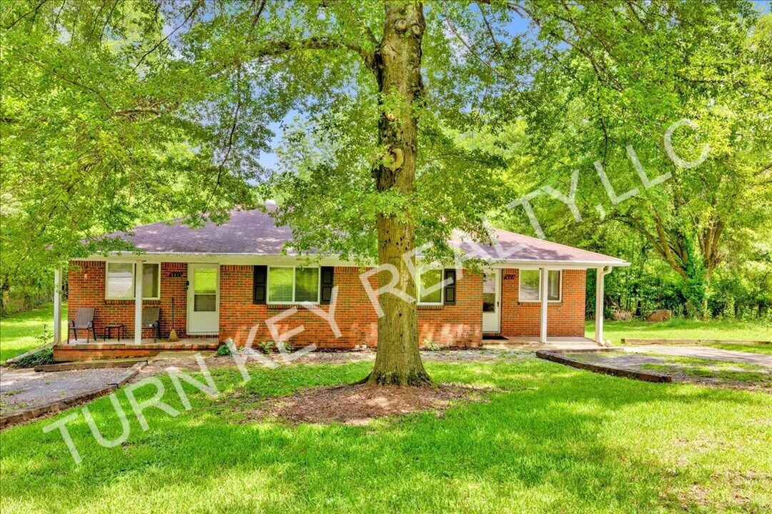 521 Crumly Chapel Rd in Birmingham, AL - Building Photo