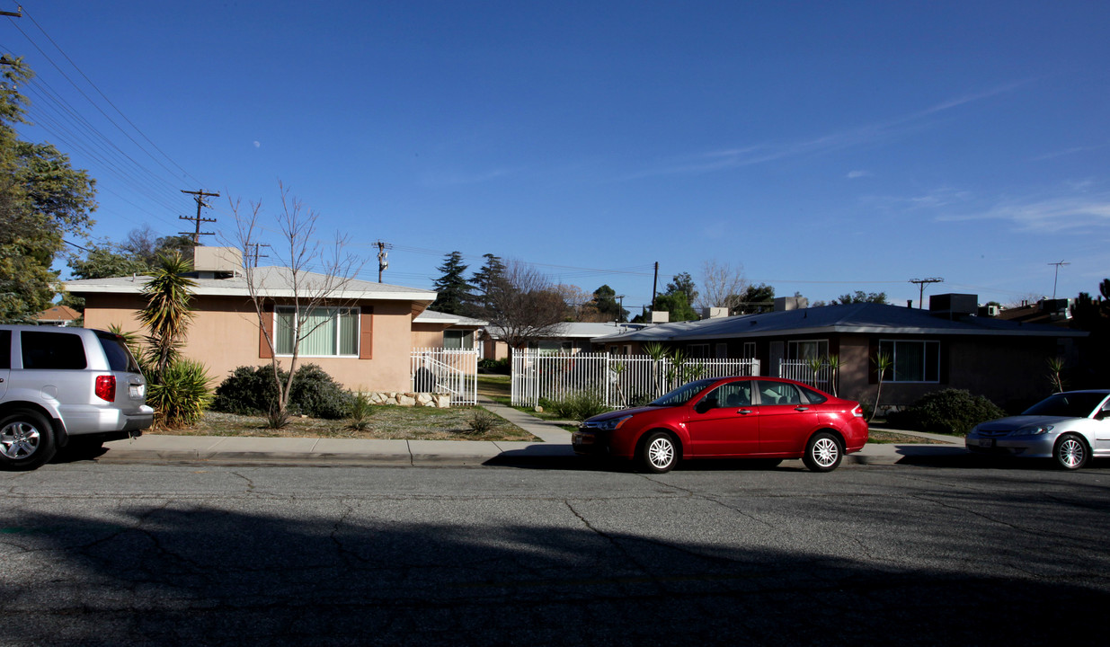 876-884 Wellwood Ave in Beaumont, CA - Foto de edificio