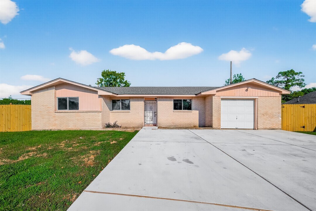 5126 Denoron Dr in Houston, TX - Building Photo