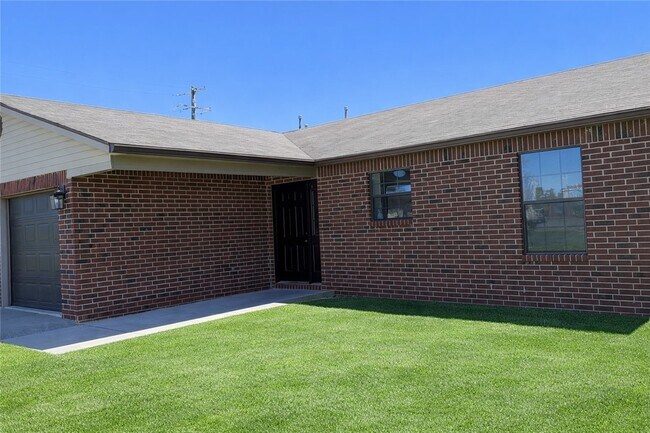 619 E 1st St in Gentry, AR - Building Photo - Building Photo