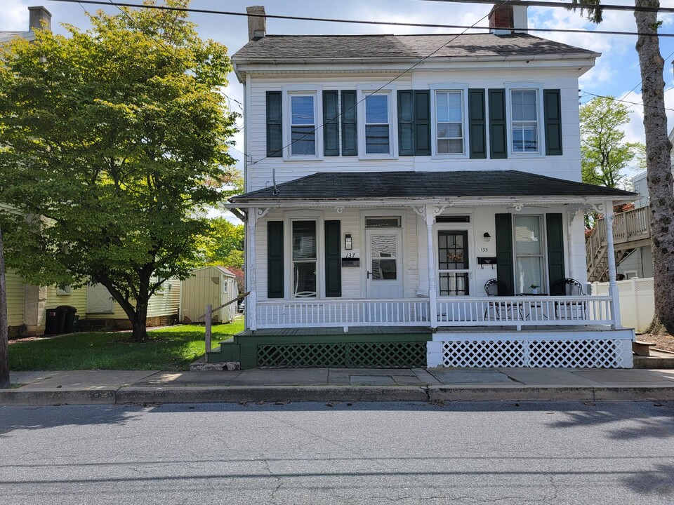 137 N Cedar St in Lititz, PA - Foto de edificio