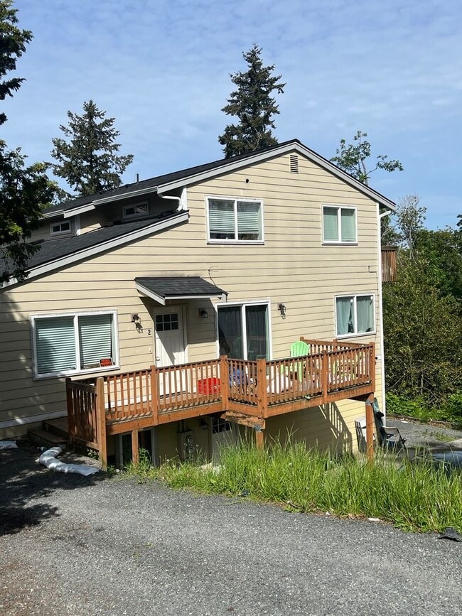 1611 Lakeway Dr in Bellingham, WA - Building Photo - Building Photo