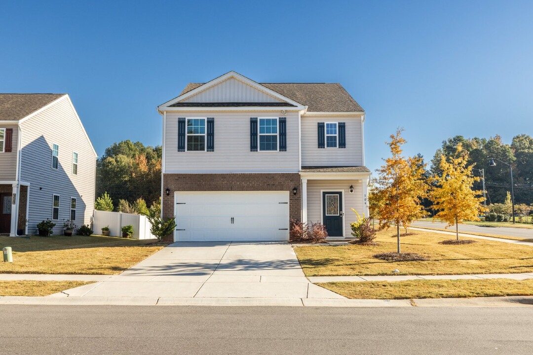 304 Gaines Rd in Clover, SC - Building Photo