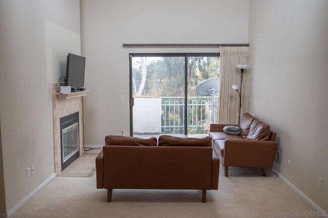 8308 Regents Rd, Unit 3A in San Diego, CA - Building Photo - Building Photo