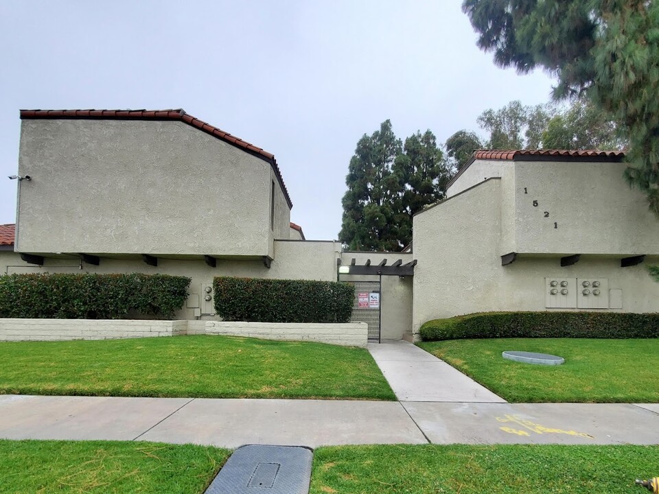 Gilbert Court Apartments in Fullerton, CA - Building Photo