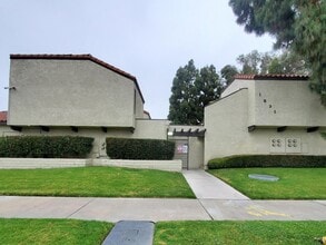 Gilbert Court Apartments in Fullerton, CA - Building Photo - Building Photo