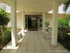 2905 Point E Dr in Aventura, FL - Building Photo - Building Photo