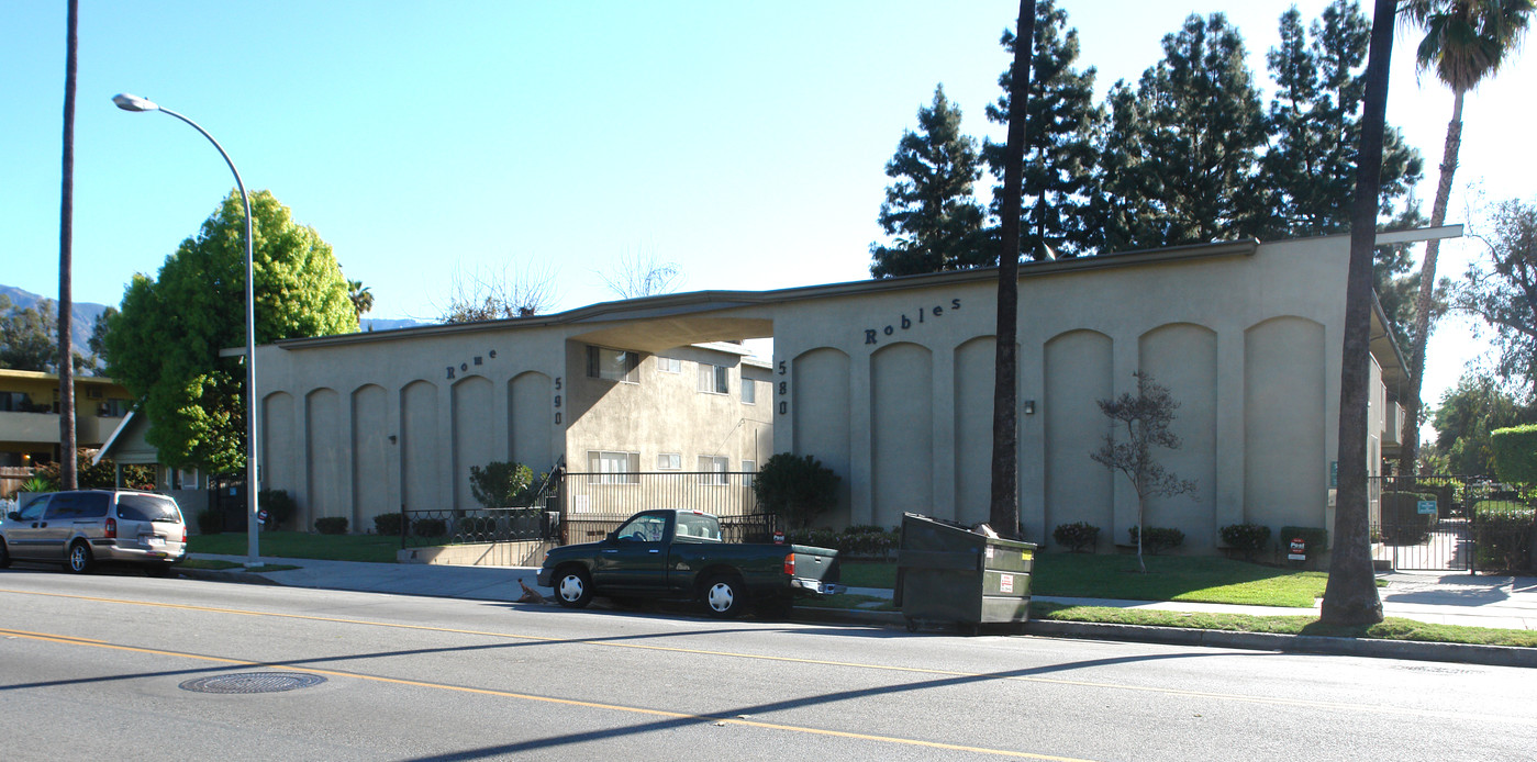 590 Los Robles Ave in Pasadena, CA - Building Photo