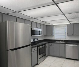 3300 W Rolling Hills Cir, Unit 509 in Davie, FL - Foto de edificio - Building Photo