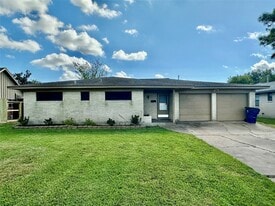 1905 19th Ave N in Texas City, TX - Building Photo