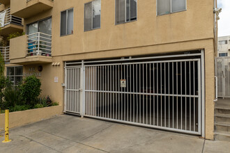 Irolostar Apartments in Los Angeles, CA - Foto de edificio - Building Photo