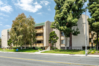 12121-12141 Centralia St in Lakewood, CA - Building Photo - Building Photo