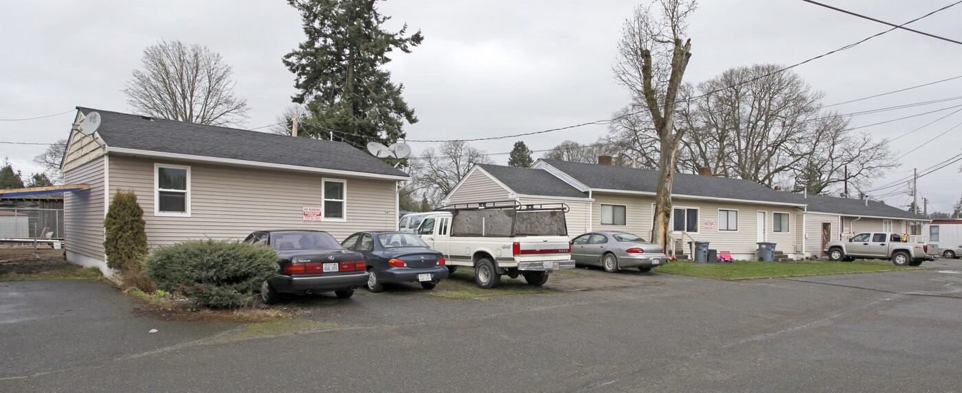 15011-15023 W Thorne Ln SW in Lakewood, WA - Building Photo