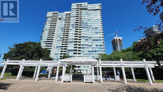 550 Webb Dr in Mississauga, ON - Building Photo - Building Photo