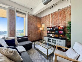 555 Evergreen St in Dallas, TX - Building Photo