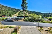 3829 Saddle Rd in South Lake Tahoe, CA - Foto de edificio - Building Photo