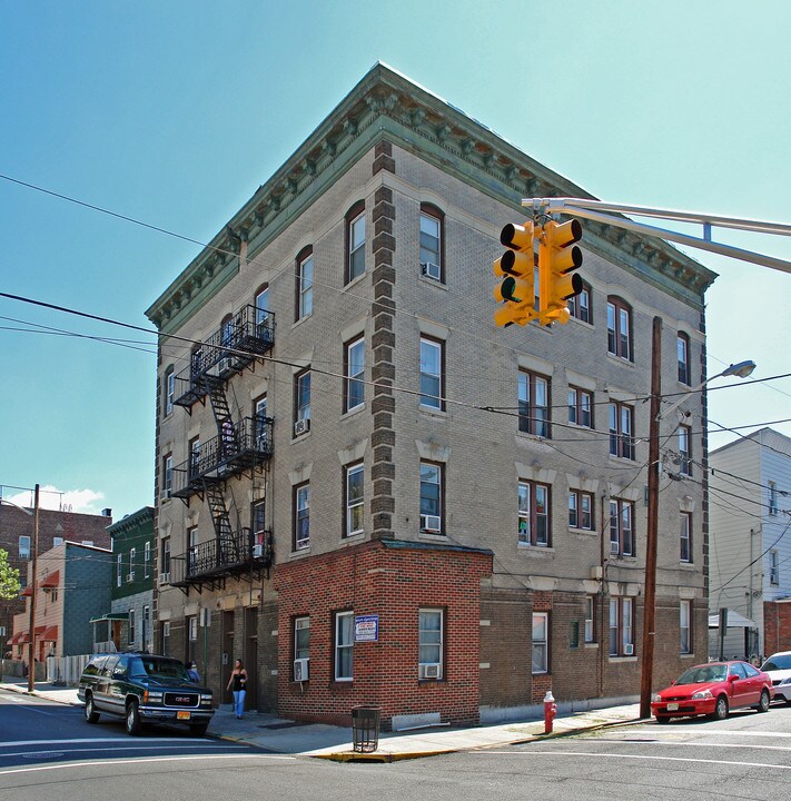 700-702 Bergenline Ave in Union City, NJ - Building Photo