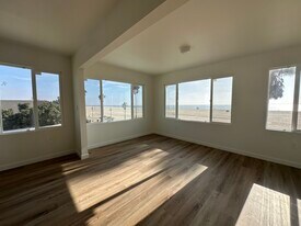 511 Ocean Front Walk in Venice, CA - Building Photo