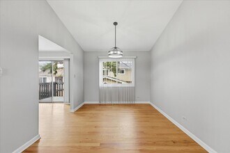 1590 E Bayside Ct in Hoffman Estates, IL - Building Photo - Building Photo