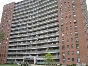 61-35 98th St in Queens, NY - Foto de edificio - Building Photo