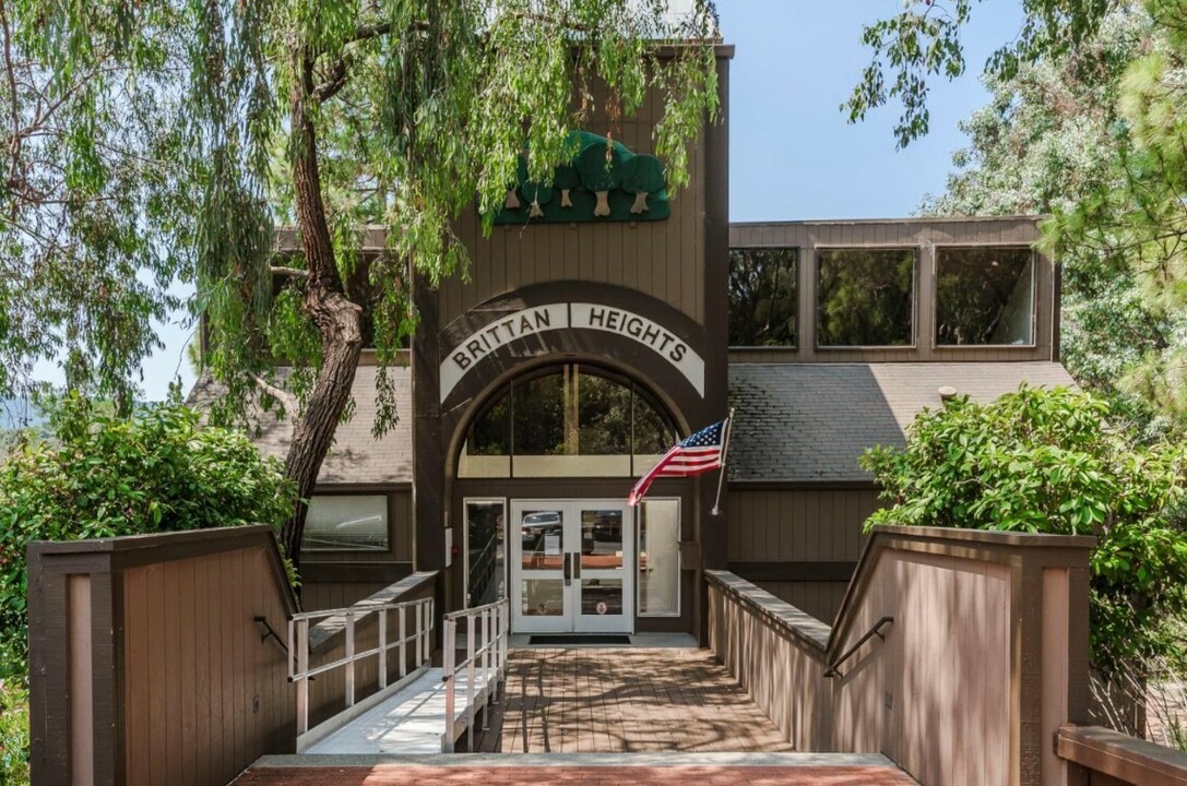 3316 Brittan Ave in San Carlos, CA - Foto de edificio