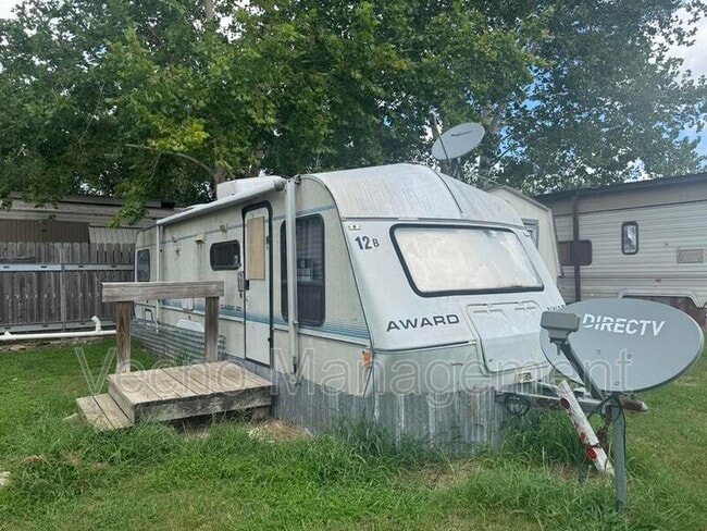 9831 TX-106 Loop in San Antonio, TX - Building Photo - Building Photo