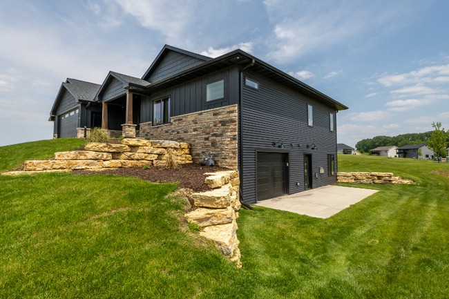 2461 Whisper Woods Ln in Dubuque, IA - Building Photo - Building Photo