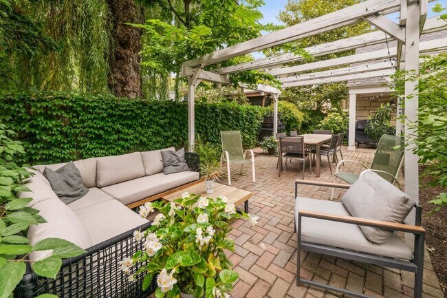 930 Harvard Ct in Highland Park, IL - Building Photo - Building Photo