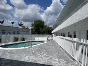 Villager Apartments in North Miami Beach, FL - Foto de edificio - Building Photo