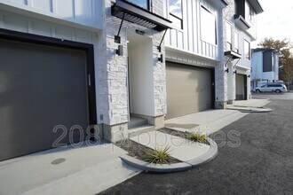 4614 N Iota Ln in Garden City, ID - Foto de edificio - Building Photo