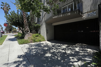 102 S Manhattan Pl in Los Angeles, CA - Building Photo - Building Photo