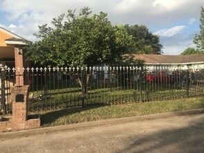 1018 Fruitvale Dr in Houston, TX - Building Photo - Building Photo