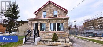 1562 Jane St in Toronto, ON - Building Photo