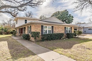 1522 W Tucker Blvd in Arlington, TX - Building Photo