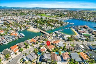 16293 Wayfarer Ln in Huntington Beach, CA - Foto de edificio - Building Photo