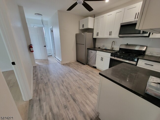 14 Wilson St in Clifton, NJ - Building Photo - Building Photo