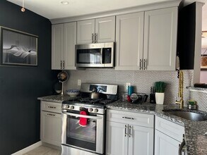 226 Matthews Dr in Newark, NJ - Foto de edificio - Building Photo