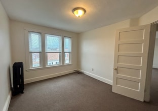 67 Pleasant St, Unit Unit 4 in Weymouth, MA - Building Photo - Building Photo